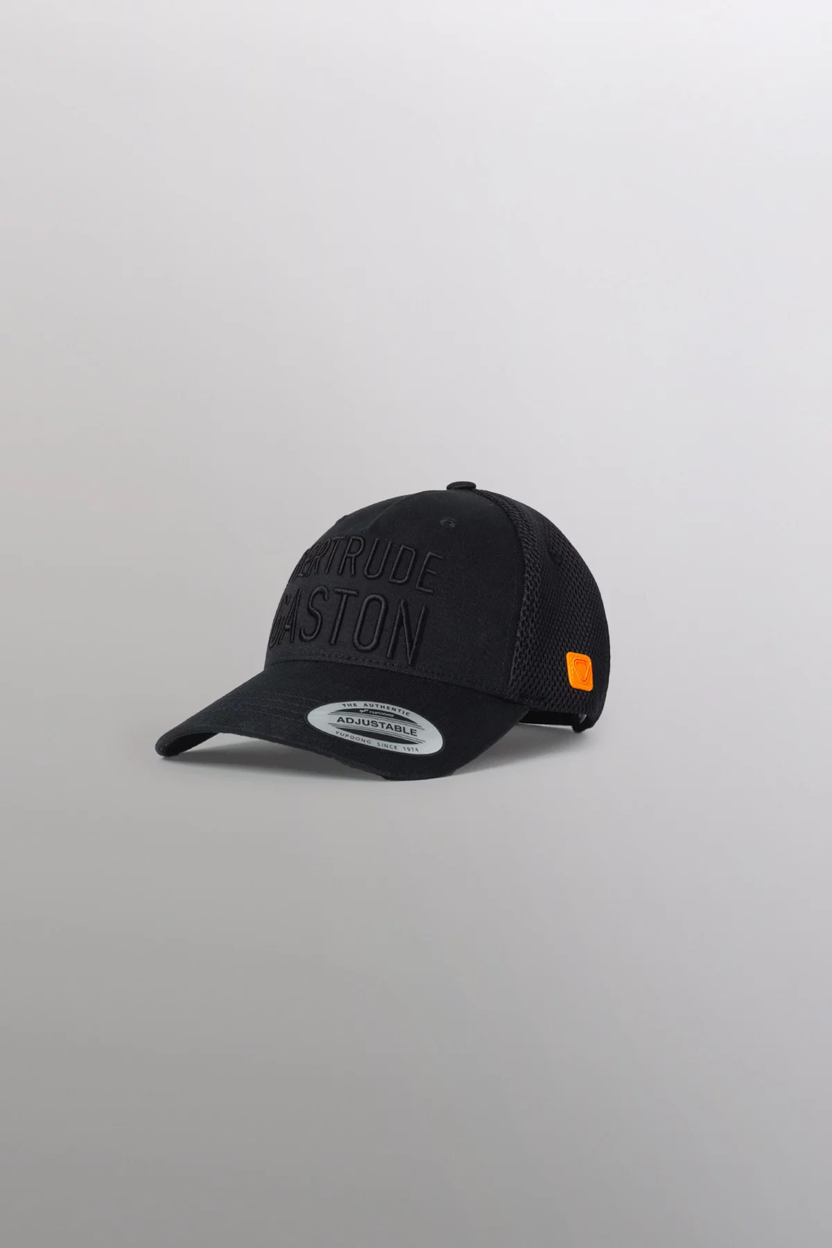 Cap with embroidered Benjo logo on front